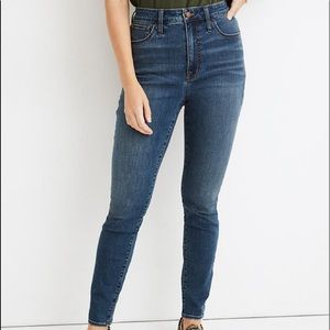 Madewell Curvy Jeans. Size 28.